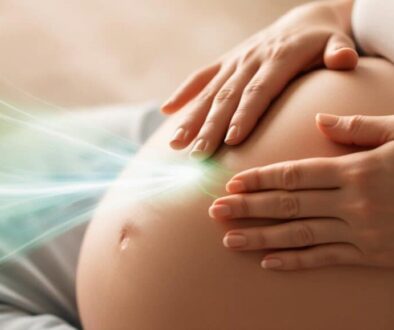 reiki in gravidanza mi crei un immagine dove non si vede il volto della mamma ma si vedono solo delle mani che emanano energia al bimbo in grembo