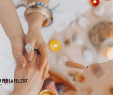 Mani unite in cerimonia di reiki cos'è, con mani posate su chakra, ambientazione rilassante e candele風.