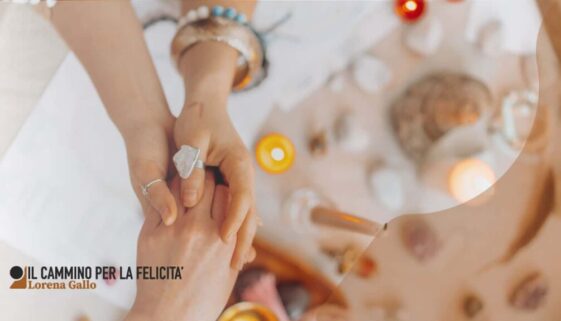 Mani unite in cerimonia di reiki cos'è, con mani posate su chakra, ambientazione rilassante e candele風.