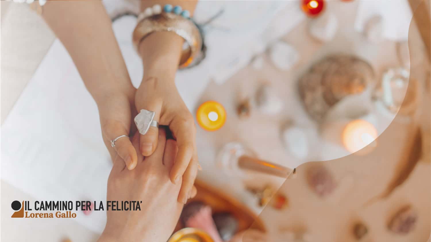 Mani unite in cerimonia di reiki cos'è, con mani posate su chakra, ambientazione rilassante e candele風.